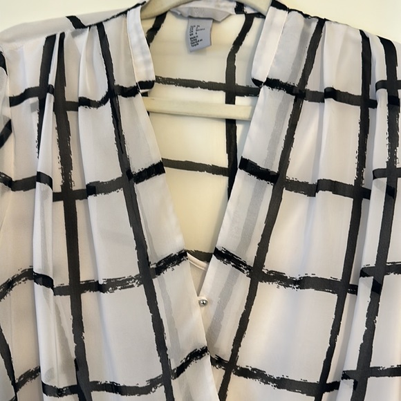 Like new! H&M chiffon blouse with built-in camisole - Picture 2 of 4